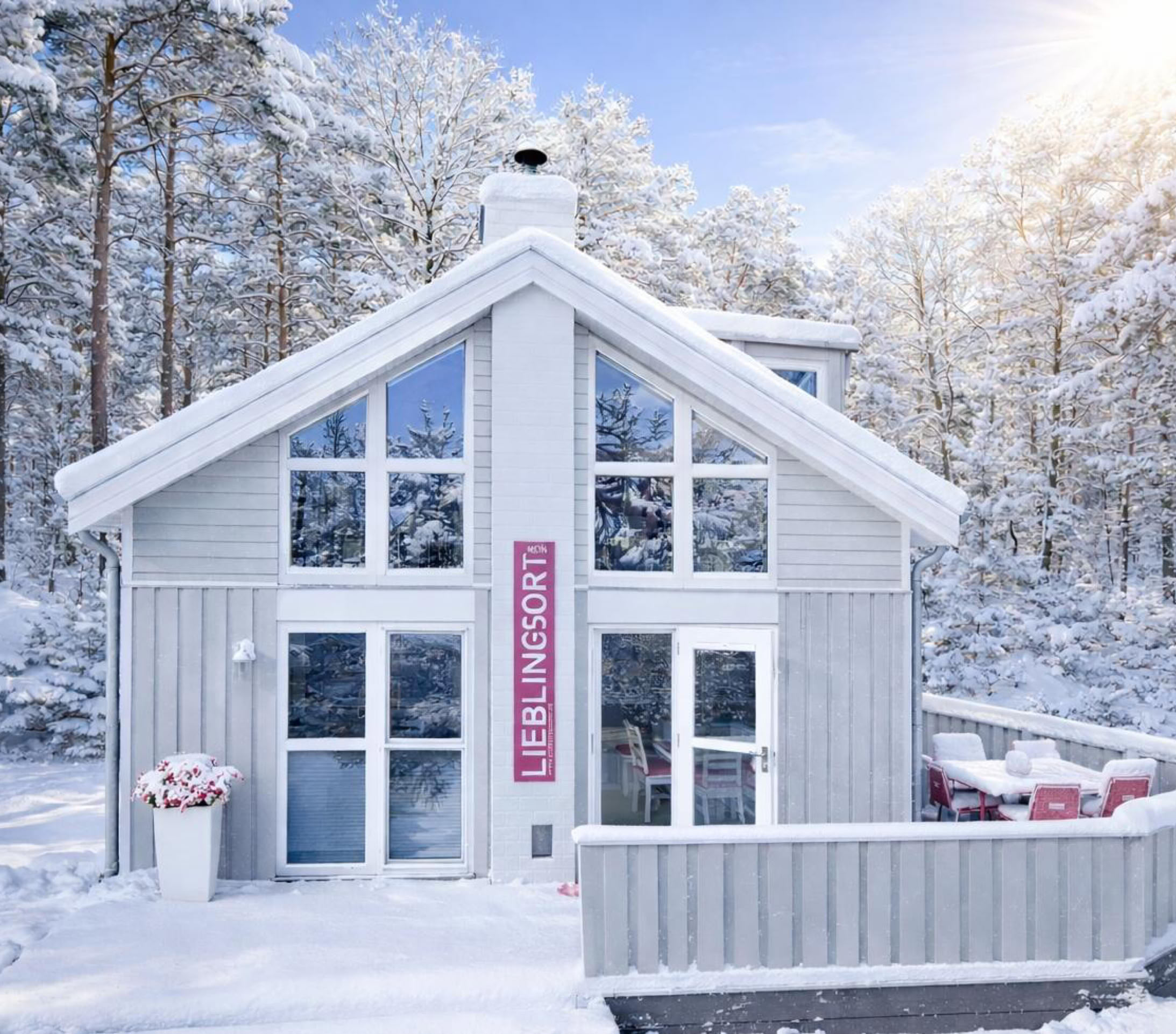 Ein modernes Haus mit großen Fenstern, umgeben von schneebedeckten Bäumen und einem verschneiten Garten.